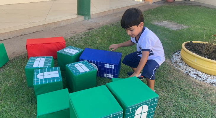 O pequeno Vicente Leal, de três anos, conta que sua brincadeira favorita é montagem de cubos