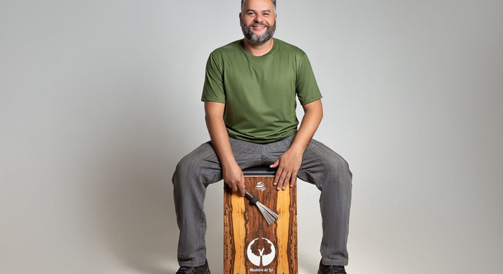O projeto é uma iniciativa do luthier e percussionista Ruiter Castro, que é especializado em cajón