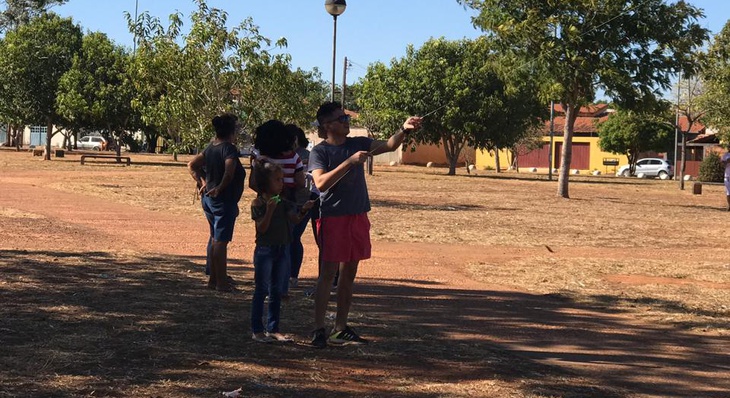 Escola Francisca Brandão aproveitou o vento e o sol para realizar um agradável festival de pipas entre pais e filhos