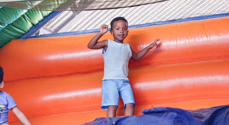 Pequeno Emanuel Souza se divertiu no escorregador inflável