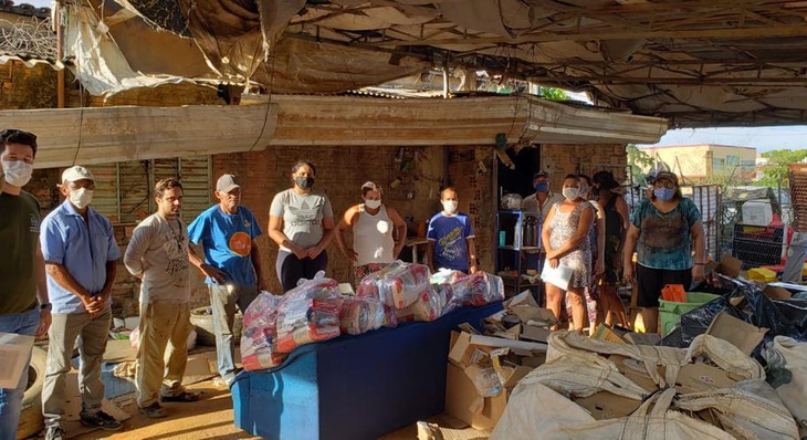 Com a doação foram compostas 173 cestas básicas, sendo que 68 unidades foram entregues aos catadores de recicláveis da Capital