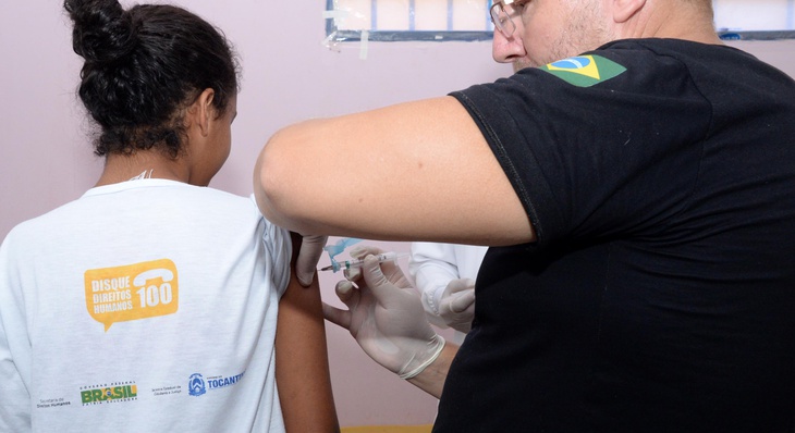Adolescentes que cumprem medidas socioeducativas receberam a vacina
