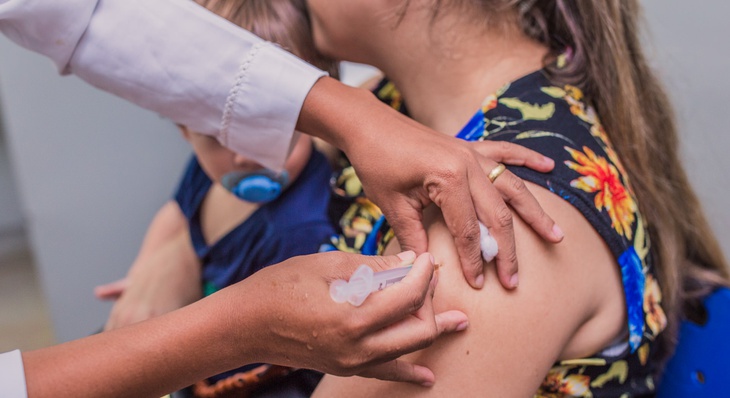 Doses da vacina estão disponíveis nos 34 Centros de Saúde da Comunidade