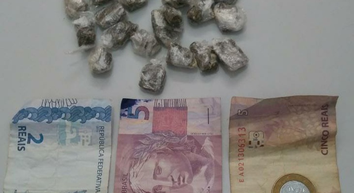 Foram encontrados 24 “dolas” de substância análoga à maconha e dinheiro em espécie