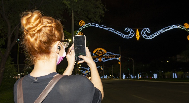 Palmenses e visitantes registram em fotos e vídeos a decoração de Natal da Capital