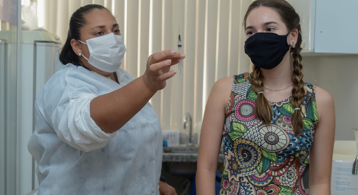 A técnica em vacinação Lindi Alves conta que o desafio tem sido grande para todos da saúde, mas o resultado final é gratificante