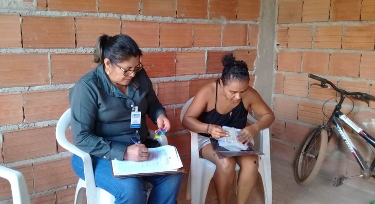 Assistente social Marilda Ferreira aplica questionário no setor Lago Norte