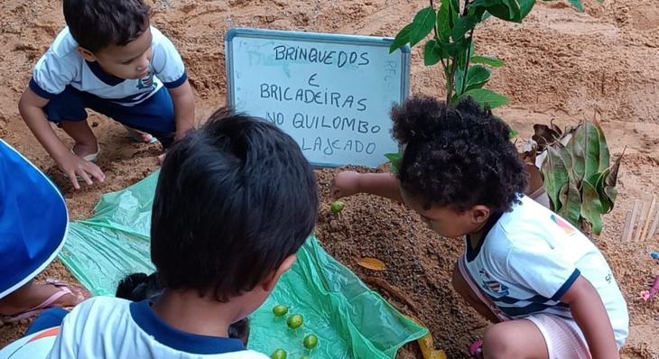 Crianças pesquisaram sobre as comunidades quilombolas, sua forma de viver e, ainda, realizaram diversas experiências