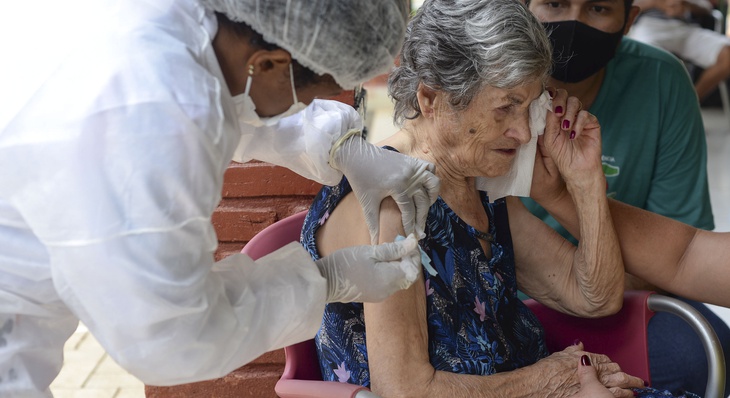 A dona Mercedez Real Tortozza, 98 anos, se emocionou ao tomar a vacina