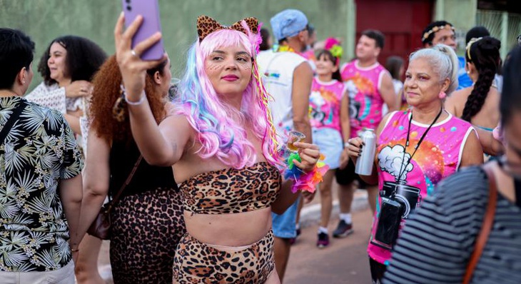 Fantasiados, os foliões lotaram a Praça Maracaípe para curtir o Carnaval de Taquaruçu 2024