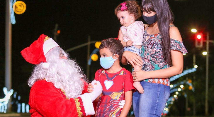 Papai Noel aproveitou acendimento das luzes para conversar com crianças