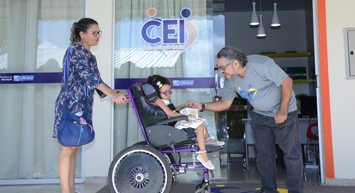 Luziane Castro, mãe da Eva Luiza, levou a filha para conhecer o CEI e foi recebido por um dos profissionais