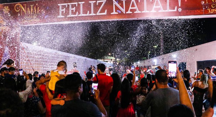 Adultos e crianças aproveitam a 'neve' no Natal Cidade Encantada