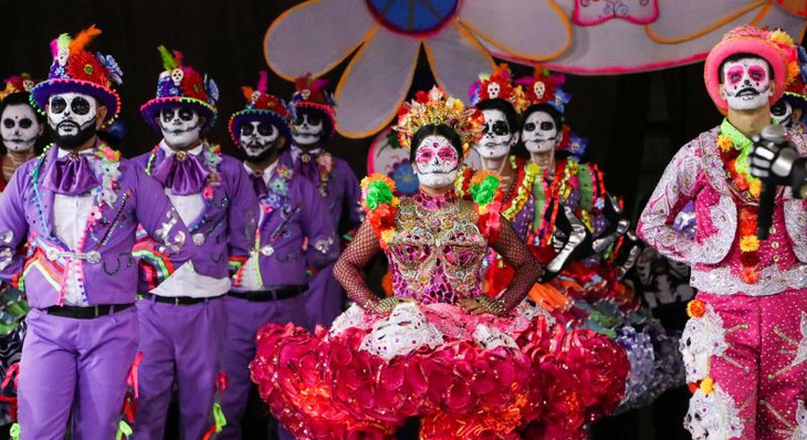 Junina 'Coronéis da Sucupira' encerrou as apresentações em grande estilo com  o tema 'Flores'