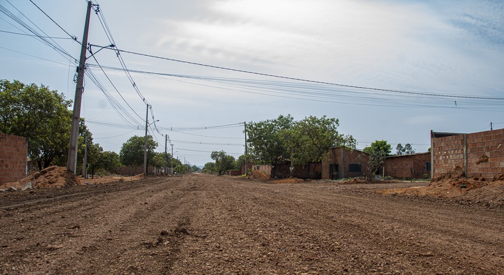 Leito da rua LO-01 da T-33 terraplanado, quadra já com galerias de drenagem pluvial enterradas e preparadas para iniciar pavimentação