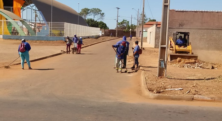 Trabalhadores realizam retirada de entulho e varrição nas ruas do Bertaville 