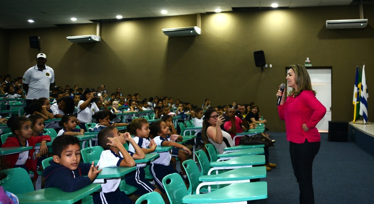 A gestora foi recebida por alunos, professores e servidores do centro educacional considerado modelo no País