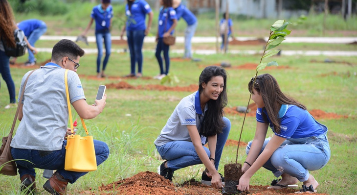 A estudante do ensino médio, Ana Cecília Ávila Bastos, 17 anos, nunca havia plantando uma árvore na vida