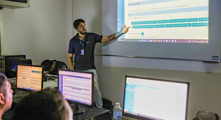 Ítalo Machado, analista técnico da Ikhon Tecnologia, durante capacitação sobre sistemas usados no processo de transformação digital da Prefeitura de Palmas