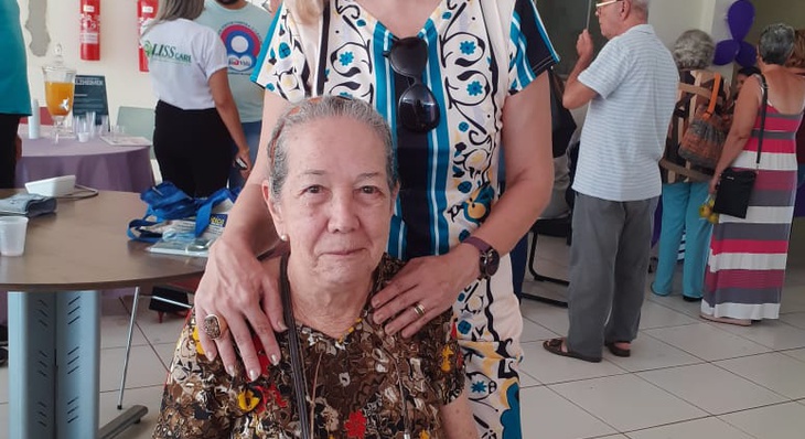 A dona de casa, Marilene Batista Ferreira, cuida da mãe, Maria Rodrigues Ferreira de 85 anos, diagnosticada com Alzheimer há nove anos