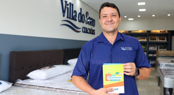 O comerciante Saulo de Melo Braga recebeu um exemplar do Código de Defesa do Consumidor para deixar disponível em sua loja