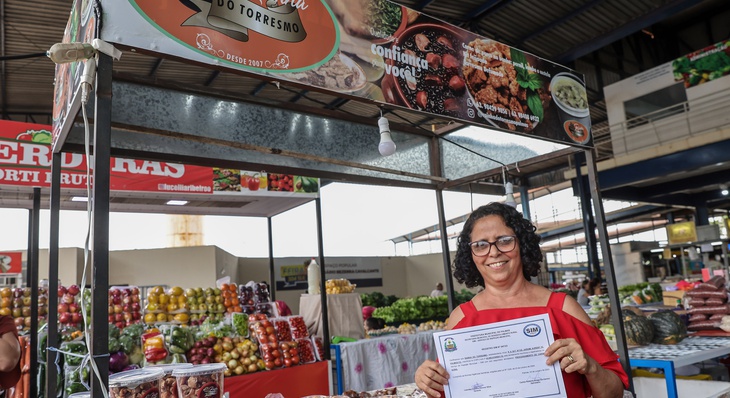 Selma Fernandes é a primeira contemplada com o certificado do Selo Sim para feirante de Palmas.