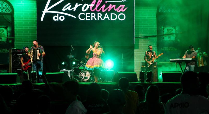 Karollina do Cerrado foi uma das atrações musicais desta terceira noite junina