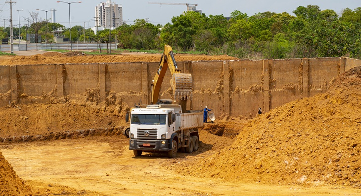 Escavação de ponto onde será instalado bueiro celular triplo