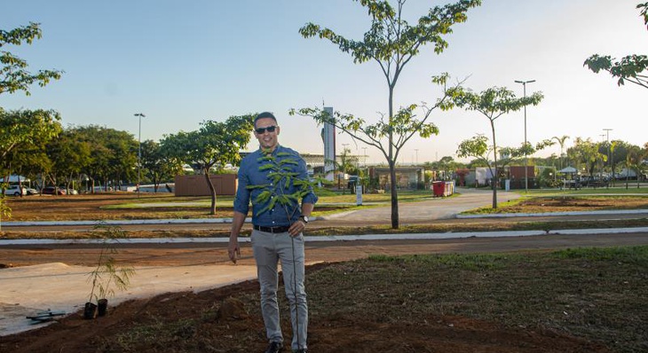 Presidente da FMA, Fábio Chaves, planta Muda de Angico na entrega do parque das Artes