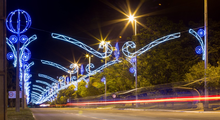Avenida Teotônio Segurado recebeu iluminação natalina em 12Km da via, com 37 mil metros de mangueira de Led e 216 estrelas