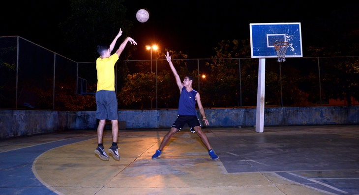 Arremesso Campeão é um projeto que oferece aulas gratuitas de iniciação no basquete para crianças da Capital