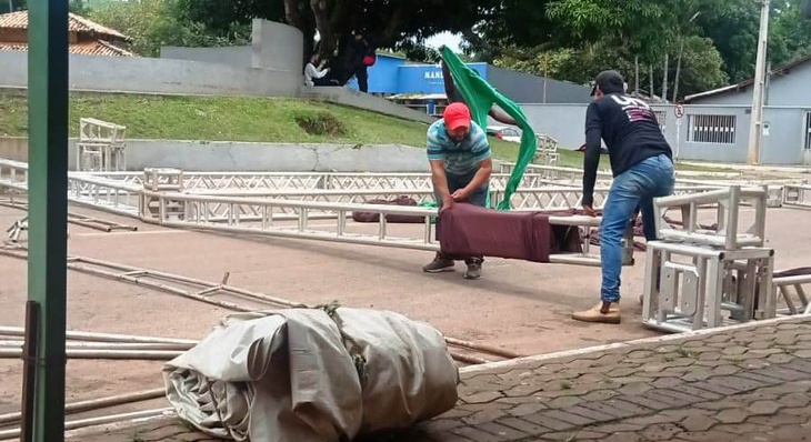 Início da montagem da estrutura na Praça Joaquim Maracaípe, na manhã desta quarta-feira, 15