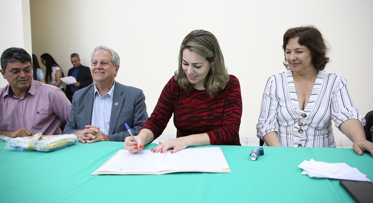 Cinthia Ribeiro e reitor da Unicatólica, Pe. Helenes de Oliveira, assinaram um termo de cooperação técnica para que os alunos do curso de Sistema de Informações possam desenvolver as aulas de informática para os idosos