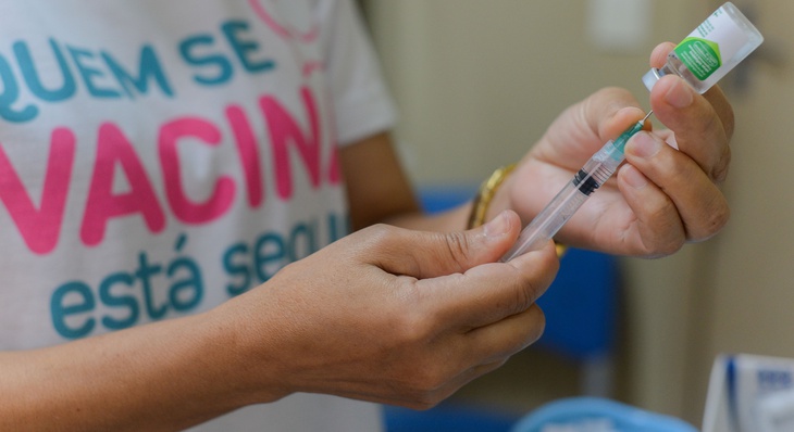 Vacinação contra a Covid-19 é ofertada para o público a partir de 12 anos; já a influenza para o público a partir de seis meses de vida