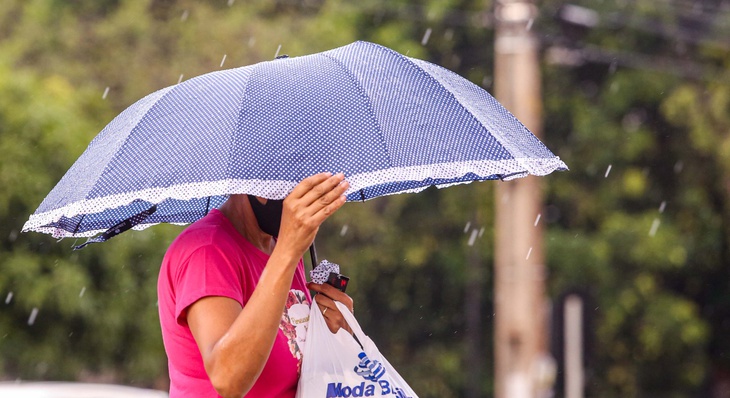 O guarda-chuva voltou ao uso na tarde desta quinta, 23