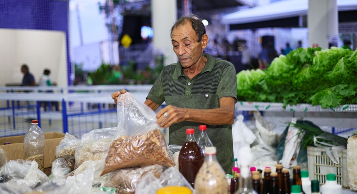 Edson Pires, conhecido como índio, vende ervas medicinais e garrafadas