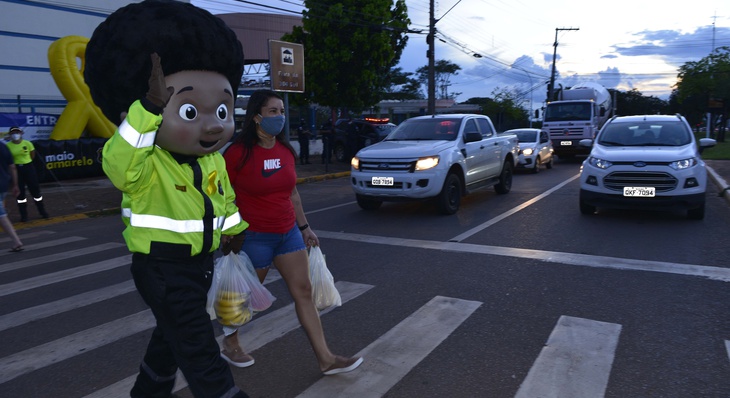 Personagem ‘Pereirinha’ reforça necessidade do uso da faixa de pedestres em ação na Feira da 304 Sul