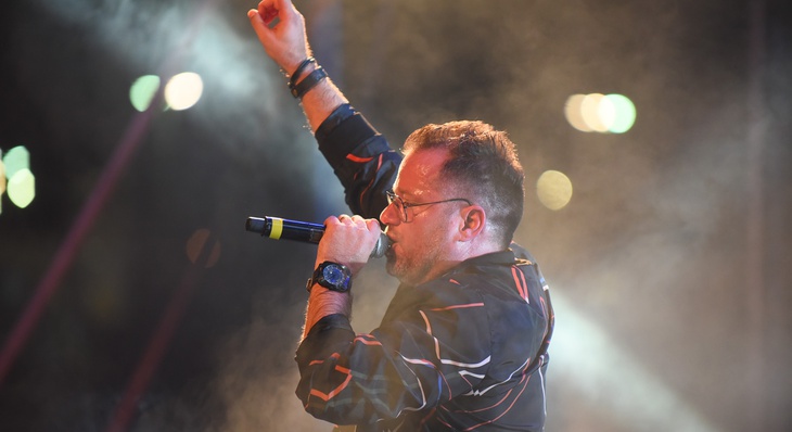 O cantor católico Diego Fernandes apresentou canções conhecidas do público