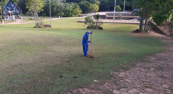 Limpeza de área gramada com rastelo no Parque Cesamar ocorreu na última segunda, 14