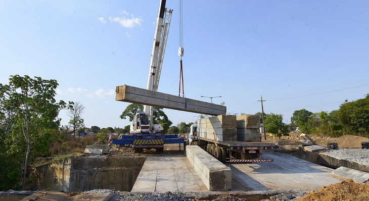 Início da desmontagem de ponte na Av. NS-03, lateral do Parque Sussuapara, região Norte de Palmas