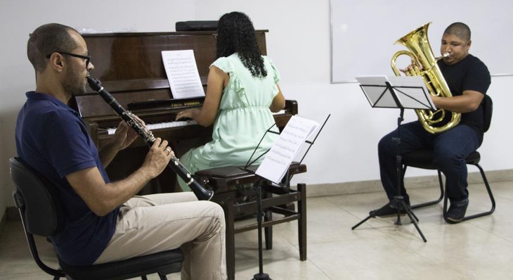 O trio 'Água Preta' é formado pelos músicos Abner Jorge, Aline Martins e Heitor Oliveira