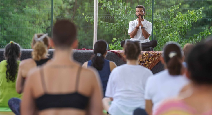O mestre de yoga ministrou uma aula revitalizante de Hatha Yoga aos participantes