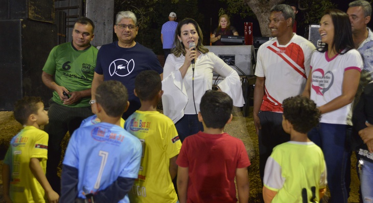 Cinthia fala à comunidade ao lado de Araújo (à dir.), secretário Trabulsi (à esq.) e lideranças José Alan Oliveira e Cida Glória