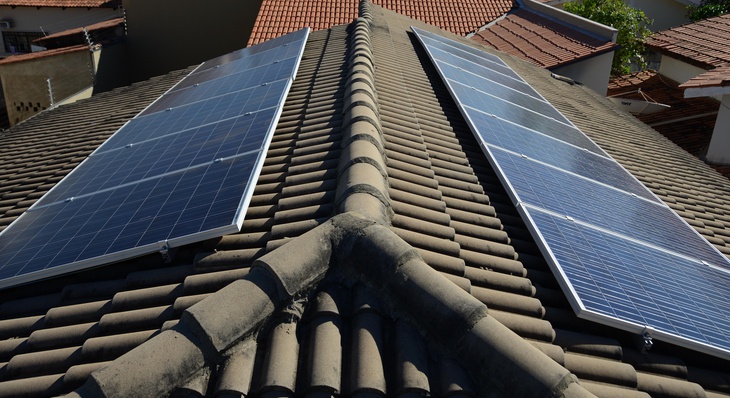 Ao todo, 27 residências e uma empresa já possuem sistemas de geração de energia fotovoltaica na Capital