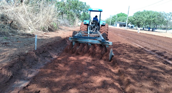 Trator inicia movimentação de solo para tratamento de base das futuras pistas a serem pavimentadas