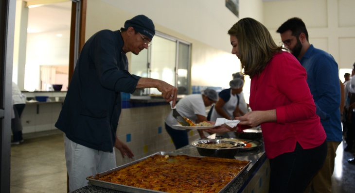 A refeição foi preparada pelo chef Luciano Coelho, professor da rede municipal de ensino