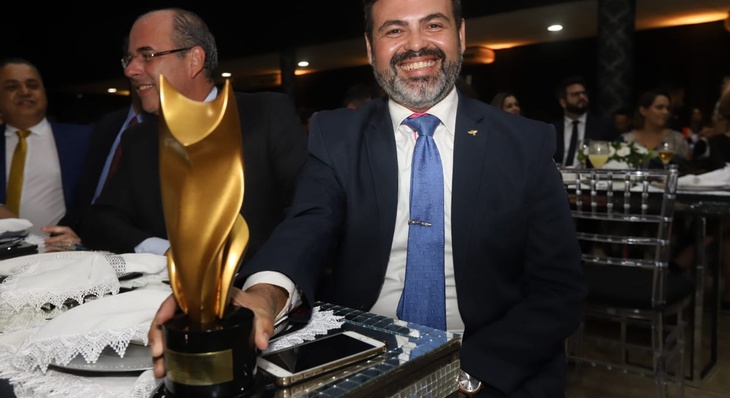 Presidente da Fundação Cultural de Palmas, Giovanni Assis, levou o troféu de 1º lugar na categoria Digital Integrada com a peça Arraiá da Capital 2018 