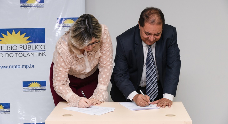 Secretária -executiva da Sedes, Simone  Sandri,  assinou o termo de  cooperação com  o MP  e  outras  entidades  