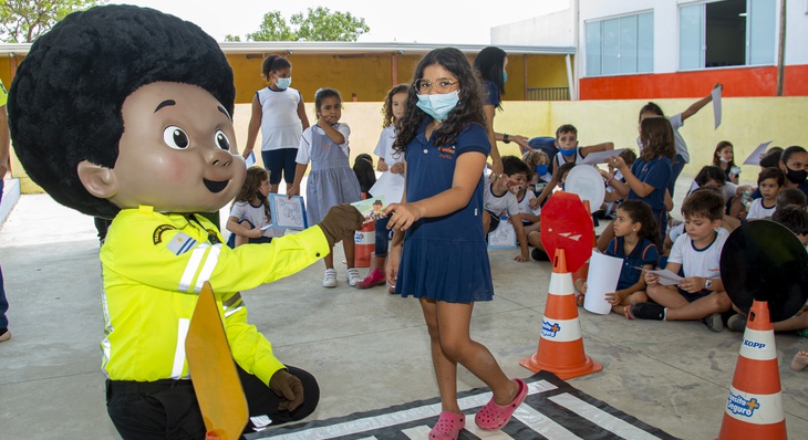 A pequena Sofia Fernandes recebeu das mãos do mascote Amarelinho sua carteirinha de Agente de Trânsito