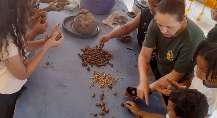 Estudantes da primeira fase confeccionaram bombinhas de argila para serem usadas no transporte de sementes de árvores para reflorestamento da mata ciliar